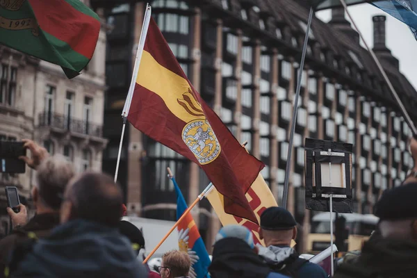 Westminster, Londra, 124; İngiltere - 2021.05.08: Londra 'da gazilere destek yürüyüşünde bayraklı yüzlerce kişi.