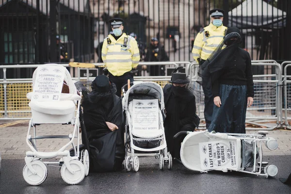 Вестминстер Лондон 2021 Активисты Восстания Вымирания Стоящие Коленях Перед Даунинг — стоковое фото
