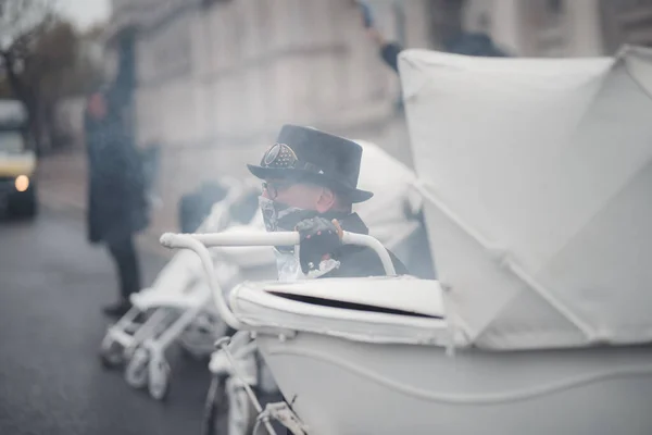 Дитина в колясці: картинки, стокові Дитина в колясці фотографії ...