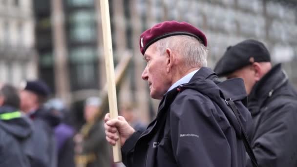 Ratusan orang dengan bendera dalam pawai London untuk mendukung para veteran. — Stok Video