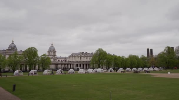 Greenwich 'teki muhteşem kraliçenin evine karşı lüks bir yemek kubbesi kuruldu. — Stok video