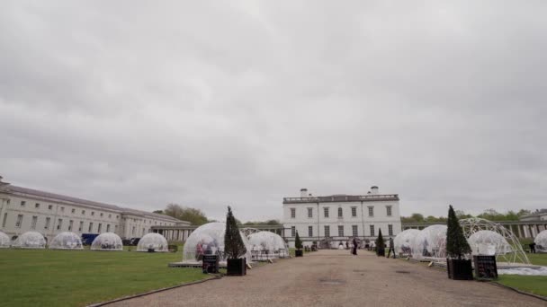 Lyxig matkupol ställs mot den spektakulära Queen 's House i Greenwich — Stockvideo