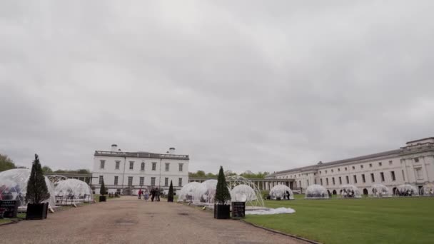 Lyxig matkupol ställs mot den spektakulära Queen 's House i Greenwich — Stockvideo