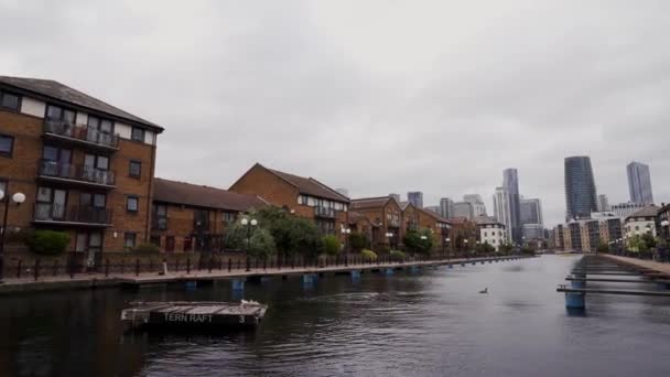 Clippers Quay, který se nachází na dně Isle of Dogs v Londýně, Velká Británie — Stock video