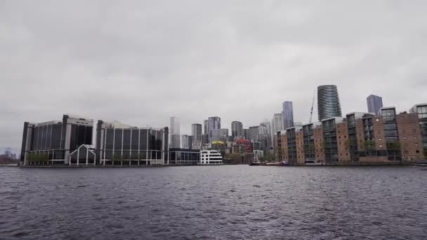 Der Blick auf das Millwall Outer Dock mit Canary Wharf im Hintergrund — Stockvideo