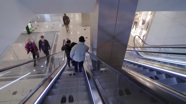 Går ner för rulltrappan på Jubilee Place Retail Mall — Stockvideo