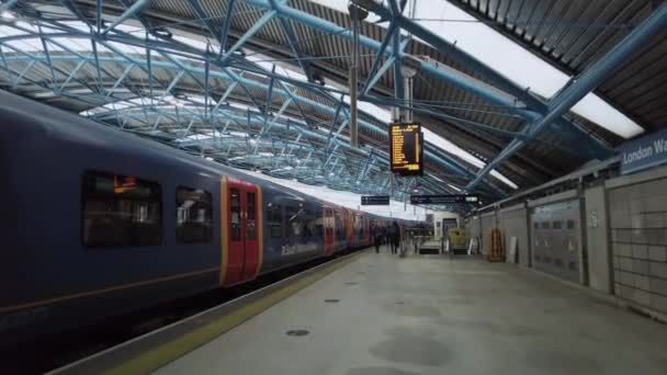 Spacerując po peronie na stacji Waterloo obok pociągu South Western Railway — Wideo stockowe