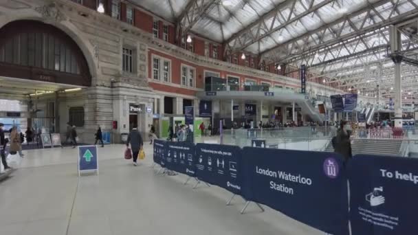 Persone in maschera a piedi intorno alla stazione di Londra Waterloo dopo Coronavirus Lockdown Facilità — Video Stock