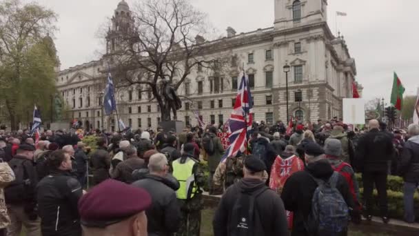 ロンドン行進中の何百人もの旗を持つ人々が退役軍人を支援するために. — ストック動画