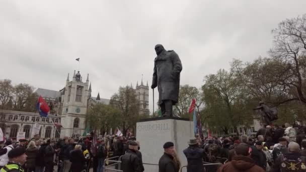 Ratusan orang dengan bendera dalam pawai London untuk mendukung para veteran. — Stok Video