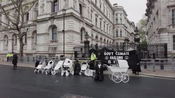 Aktivis Pemberontakan Kepunahan berlutut di depan Downing Street dengan White Baby Prams — Stok Video