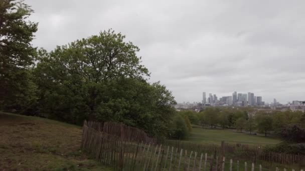 Utsikten över Canary Wharf från Greenwich Hill — Stockvideo