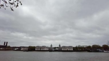 Bulutlu bir günde, Greenwich Üniversitesi Thames setinde