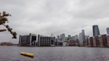 Arka planda Canary Wharf ile Millwall Dış Rıhtımı