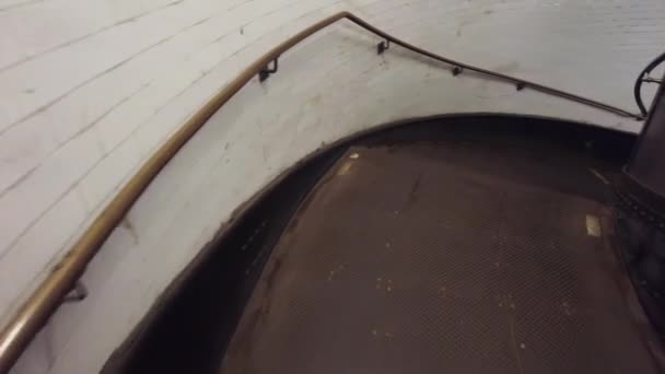 Спускаемся по лестнице в пустой туннель Гринвич на востоке. — стоковое видео