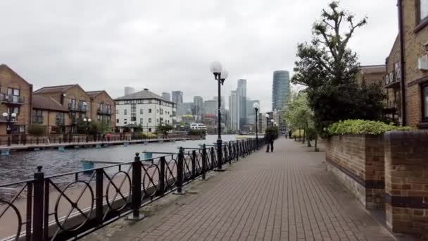 영국 런던에 있는 개들의 섬 바닥에 있는 클 리퍼스 퀘 이 — 비디오
