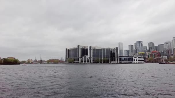Udsigten over Millwall Ydre Dock med Kanariske Wharf i baggrunden – Stock-video