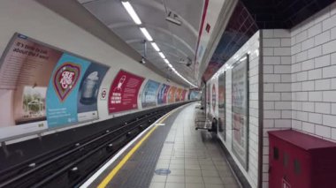 Shepherd 's Bush metro istasyonundaki boş platformun manzarası.