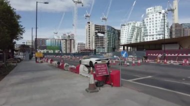 Trafiğin manzarası arka planda inşa edilen yeni binalarla uyumlu.