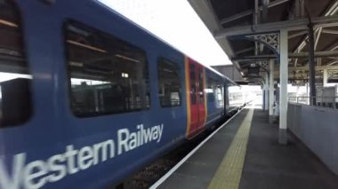 Soth Western Tren İstasyonu 'ndan kalkıyor.