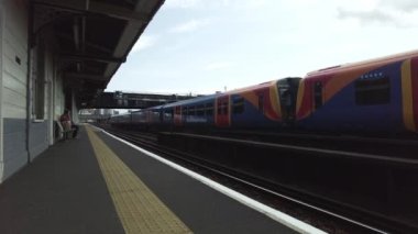 Queens Town İstasyonu 'ndan geçen Soth Western Tren Yolları