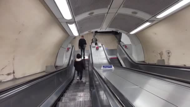 Shepherd 's Bush istasyonundaki metro istasyonunda yürüyen merdivenden iniyorum. — Stok video