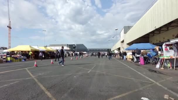 People walking down the line towards Nine Elms Sunday market — Stock Video