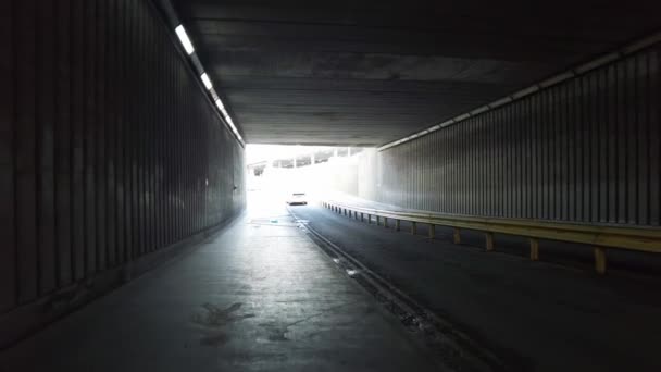 Auto 's passeren de ondergrondse tunnel in west Londen met het licht op het einde — Stockvideo