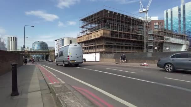 Coronavirus tecridinden sonra Battersea bölgesinin sabah sokakları — Stok video