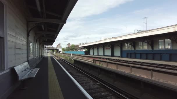 PLatform vazio em Soth Western Railway Queens Town Road Station — Vídeo de Stock