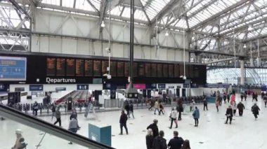 Meşgul Waterloo Tren İstasyonu 'nda maskeli insanlar Coronavirus Kilitleme Kolaylığı' ndan sonra