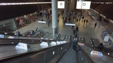 Meşgul Canary Wharf metro istasyonundaki yürüyen merdivenden iniyorum.