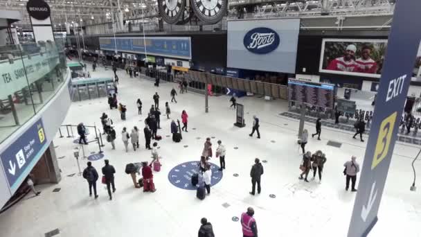 People wearing masks at busy Waterloo Train station after Coronavirus Lockdown Ease — Stock Video