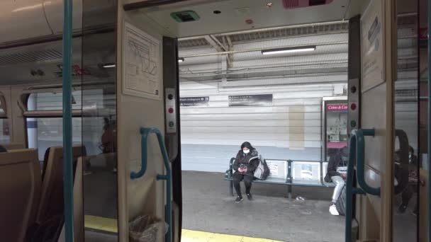 La vista dal treno di persone che aspettano sul binario alla stazione di Waterloo East — Video Stock