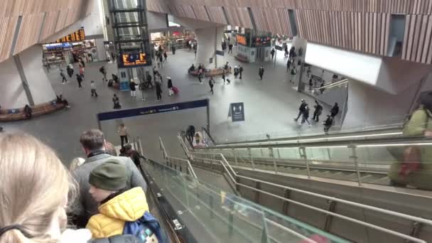 Nach Coronavirus-Lockdown: Rolltreppe am belebten Bahnhof London Bridge herunterfahren — Stockvideo