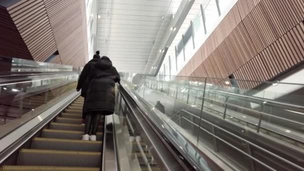 Rolltreppensteigen am belebten Bahnhof London Bridge nach Coronavirus-Lockdown — Stockvideo