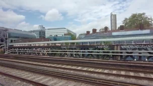 Vista desde la ventana del tren que sale de la estación de London Bridge — Vídeos de Stock