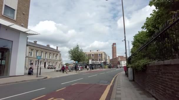 Promenade à côté de la gare de Greenwich par temps chaud et ensoleillé — Video