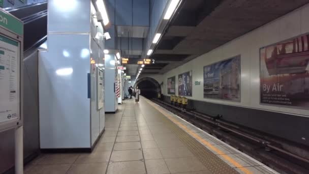 Personnes en attente d'un train à la plate-forme de la gare DLR Cutty Sark — Video