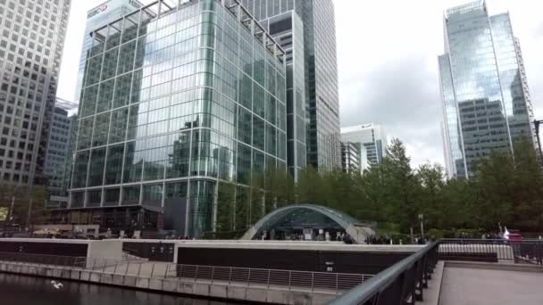 Camine en Canary Wharf con la vista de la estación y los rascacielos — Vídeo de stock