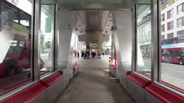 Pazar sabahı bulutlu bir günde Vauxhall otobüs durağında yürüyorum.