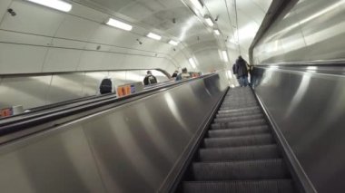 Victoria metro istasyonunda yürüyen merdivenden çıkıyorum.