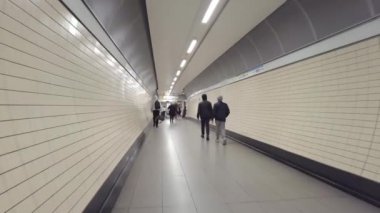 Victoria metro istasyonunun koridorlarında valeler açıyorum.