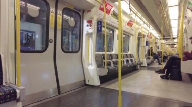 Gloucester İstasyonu 'ndaki tren istasyonunda kapılar kapanıyor.