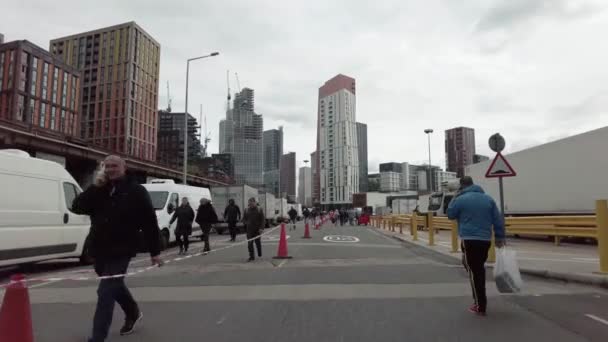 People shopping at the Nine Elms Sunday market — Stock Video