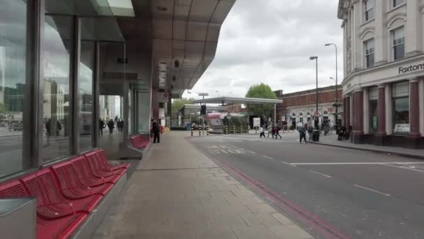 Pazar sabahı bulutlu bir günde Vauxhall otobüs durağında yürüyorum. — Stok video