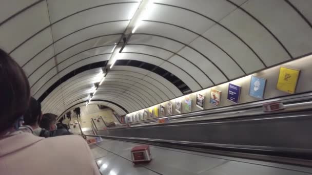 Jedeme po eskalátoru na stanici metra Vauxhall — Stock video