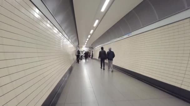 Valking por los túneles de los pasillos de la estación de metro de Victoria — Vídeos de Stock