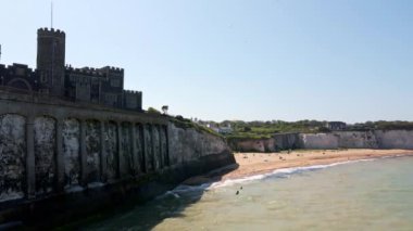 Kingsgate Şatosu 'nun hava manzarası güneşli bir günde Kingsgate sahilindeki uçurumların tepesinde.