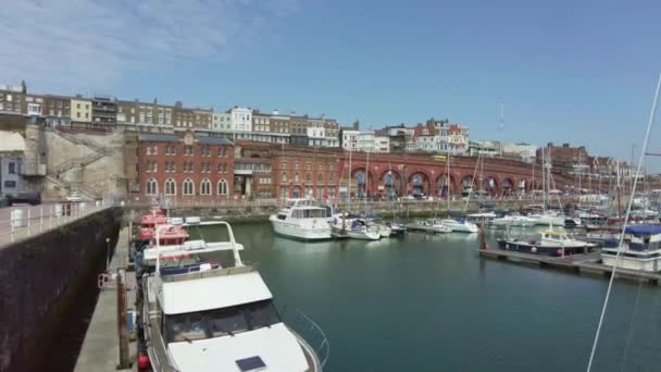 La vista de los barcos amarrados en el Ramsgate Yacht Marina — Vídeos de Stock